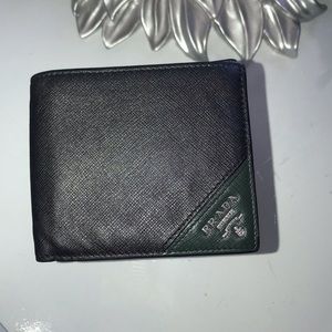 💚Prada Black & Green Wallet💚